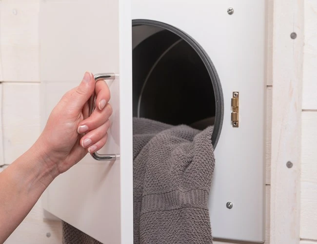 Ușă de încărcare a unui tobogan pentru rufe Variovac, montată în perete